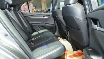 Hàng ghế thứ hai Toyota Camry 2025 tiếp tục có khoảng để chân rộng rãi hàng đầu phân khúc