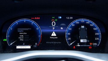 Đồng hồ lái Toyota Camry 2025 đã chuyển qua màn hình kỹ thuật số trực quan, cung cấp thông tin đa dạng hơn